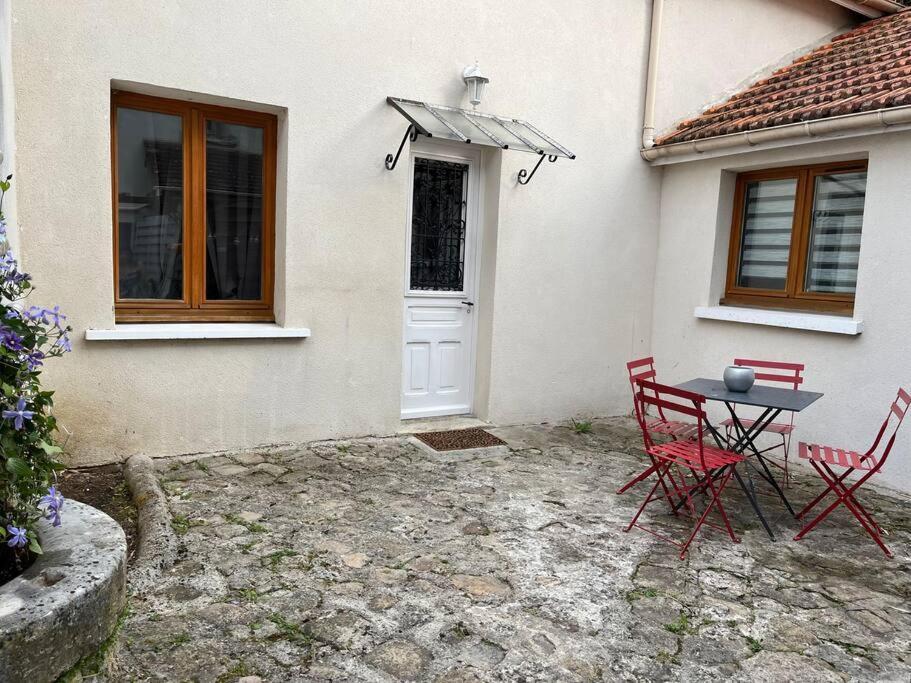 Petite Maison De Ville Au Calme ブリ・コント・ロベール エクステリア 写真